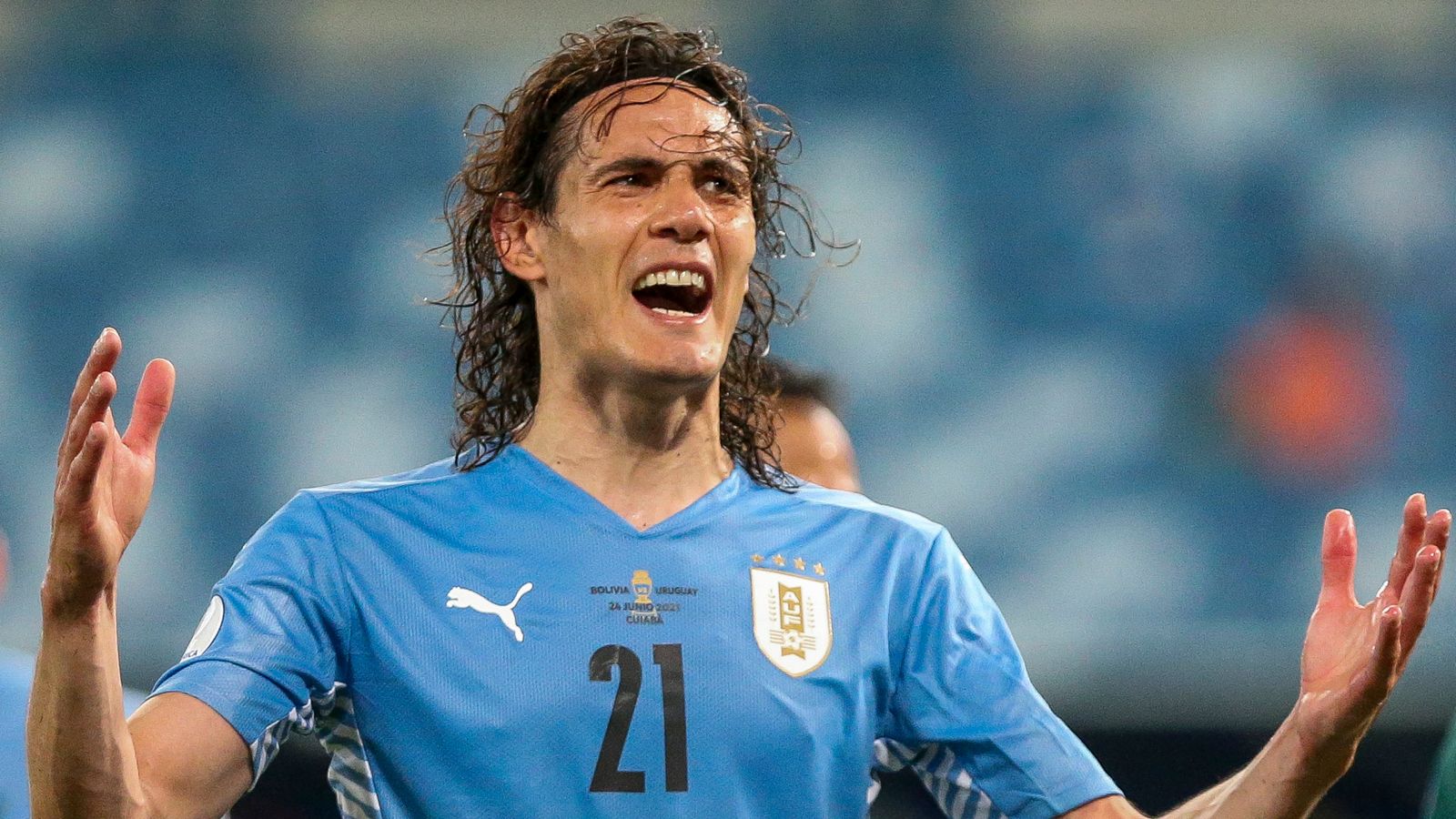 Can Cavani give number 7 to Ronaldo? Why did Edinson Cavani give number 7 to Ronaldo?