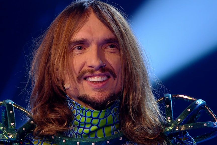 Is Justin Hawkins a falsetto? What guitar does Justin Hawkins play?