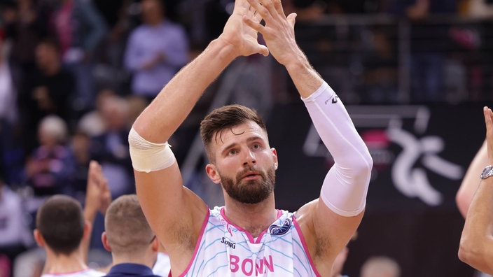 Leon Kratzer Height: How Tall Is Leon Kratzer?