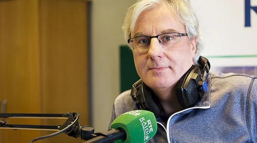 Rónán Mac Aodha Bhuí: RTÉ RnaG broadcaster dies at 53