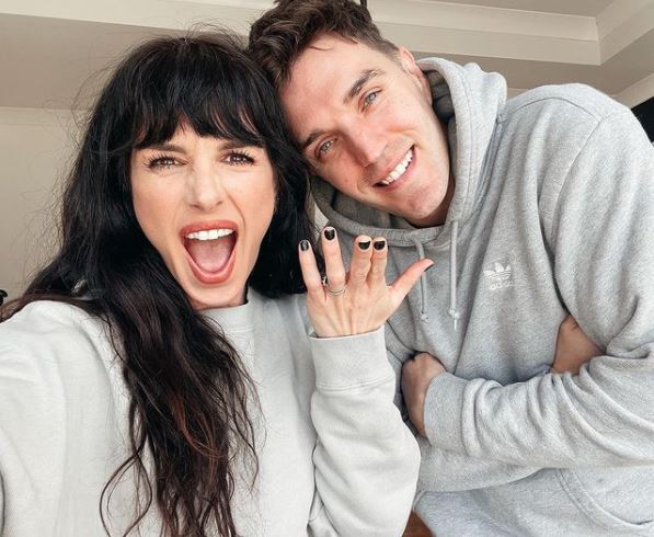 Is Shenae Grimes married? Where did Shenae Grimes get married?