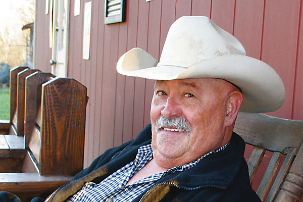 Who plays the old man at the 6666 Ranch on Yellowstone?