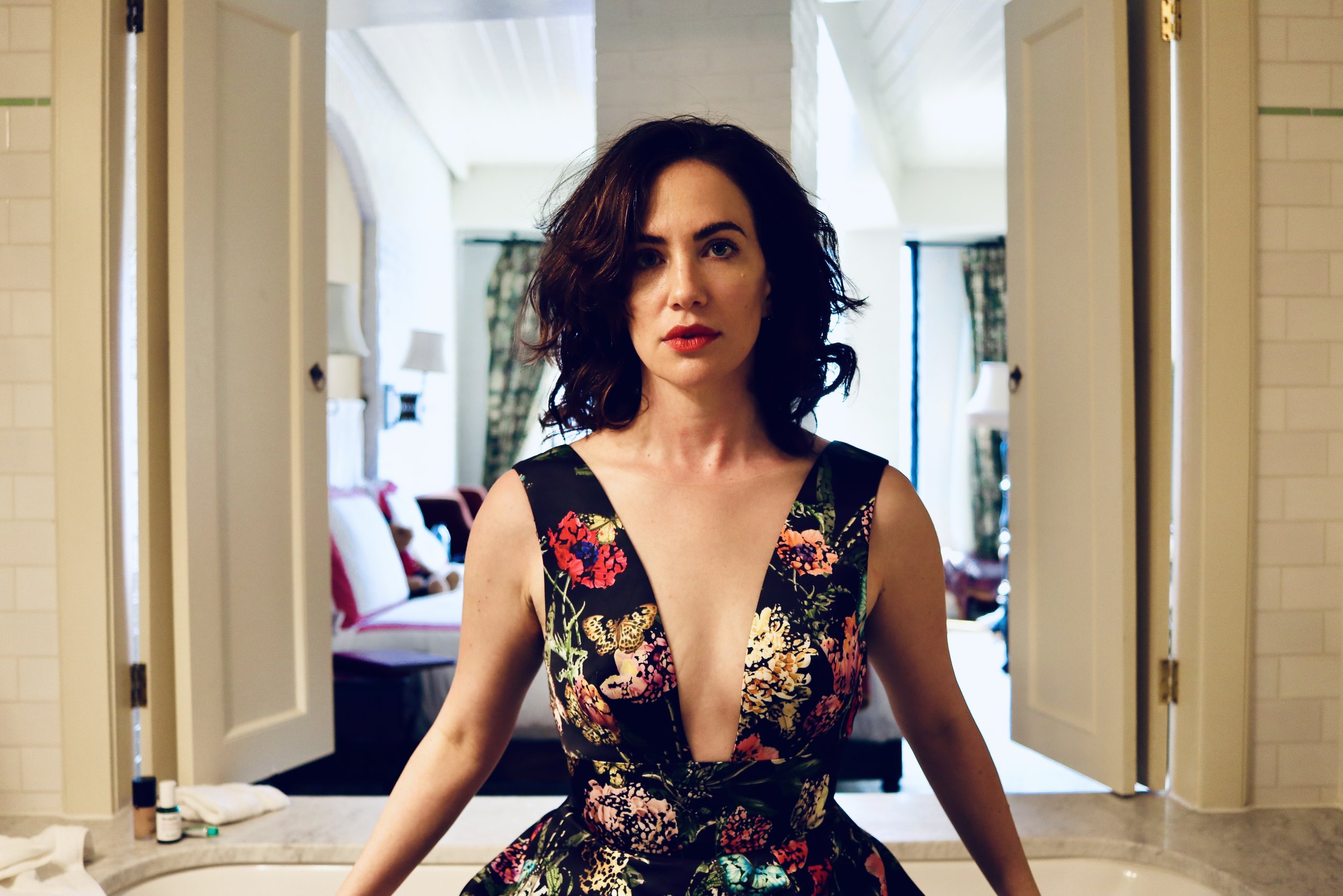 Who is Kate Siegel related to? Is Kate Siegel related to Angelina Jolie?