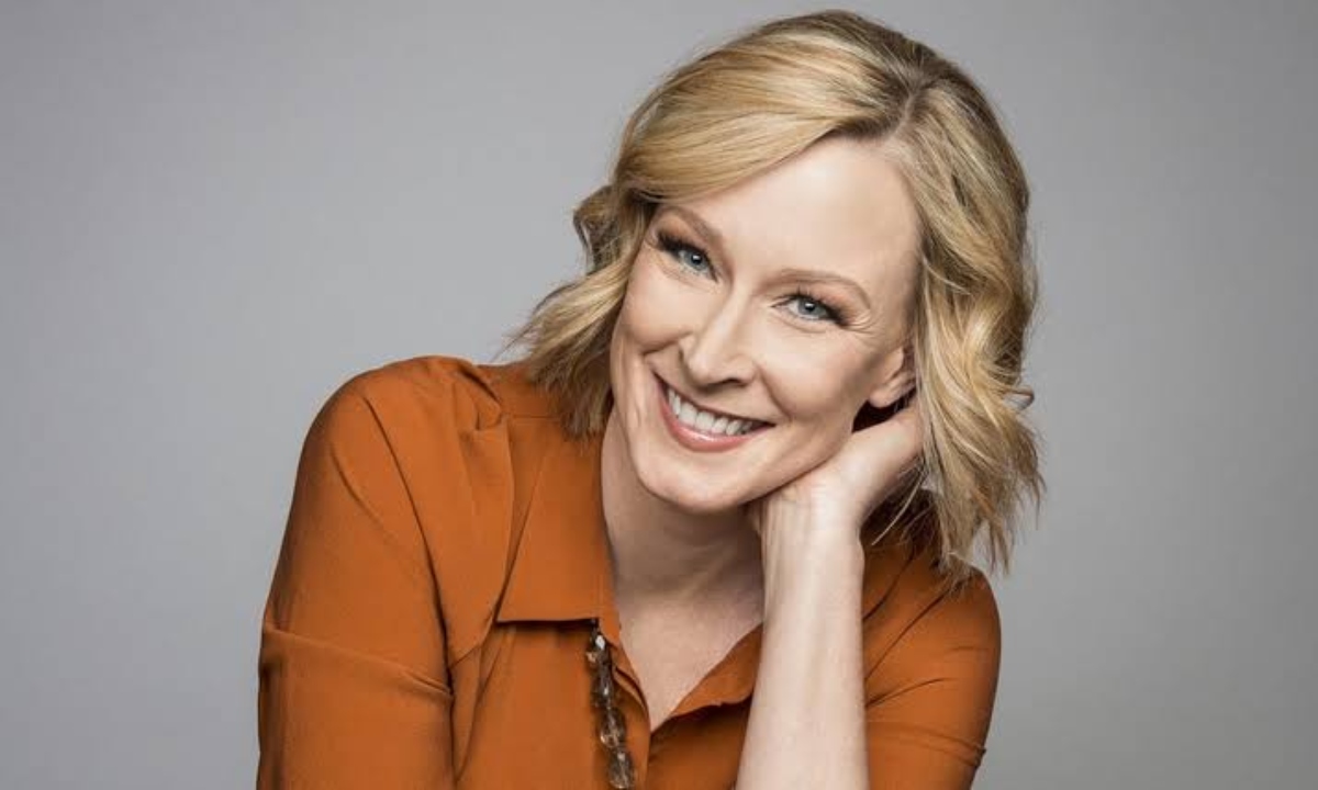 Where was Leigh Sales born? Where did Leigh Sales grow up?