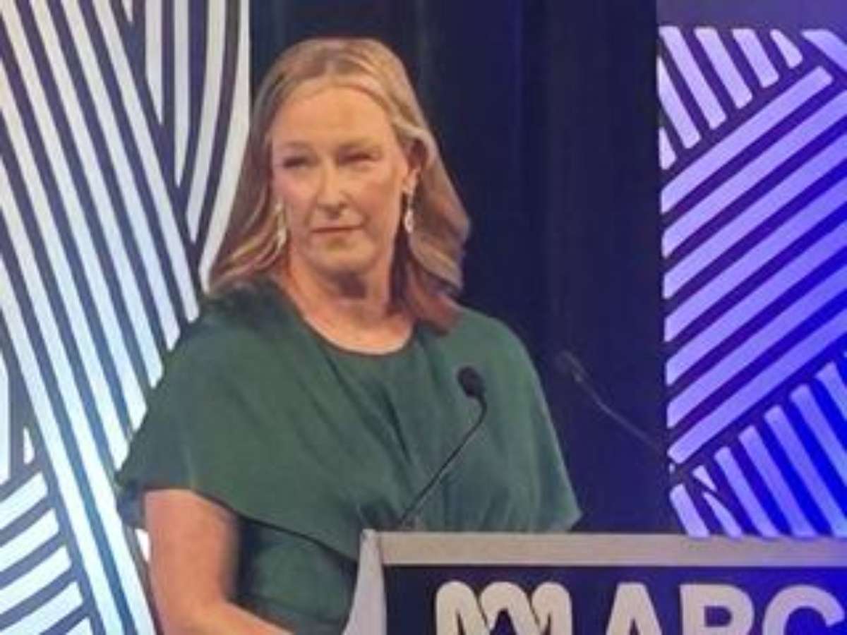 Is Leigh Sales still married? How many children has Leigh Sales got?