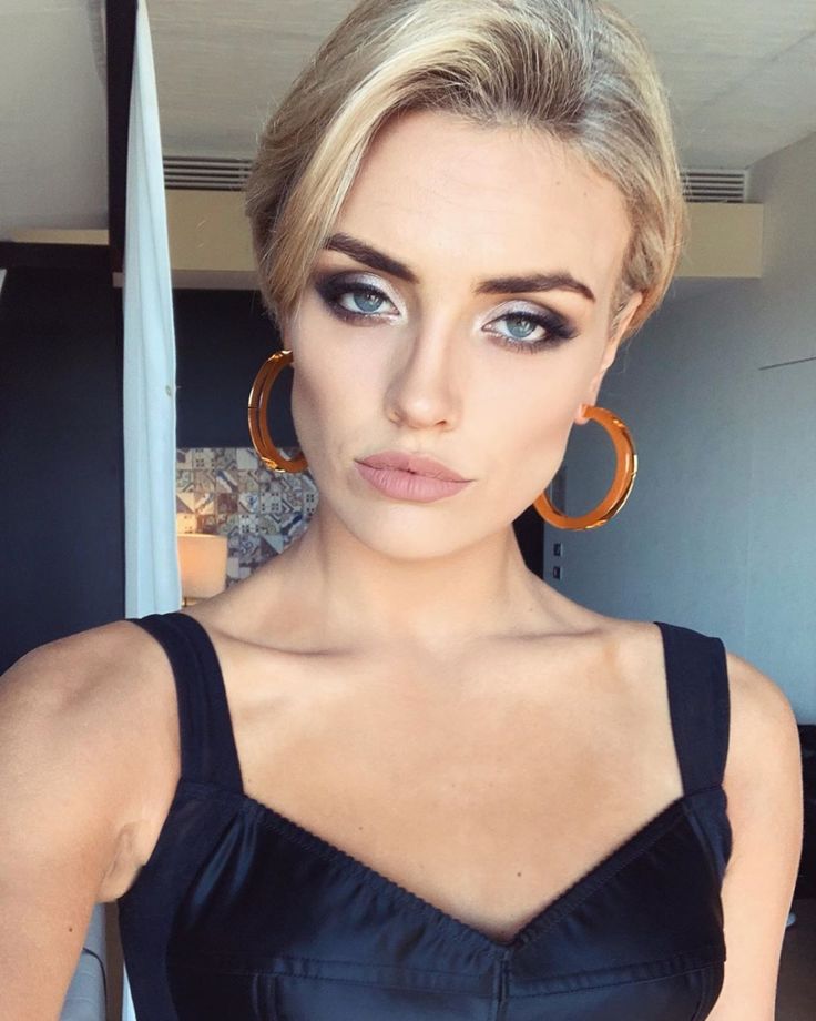 Wallis Day Movies and TV Shows, Height, Eye color, Hair color, Instagram