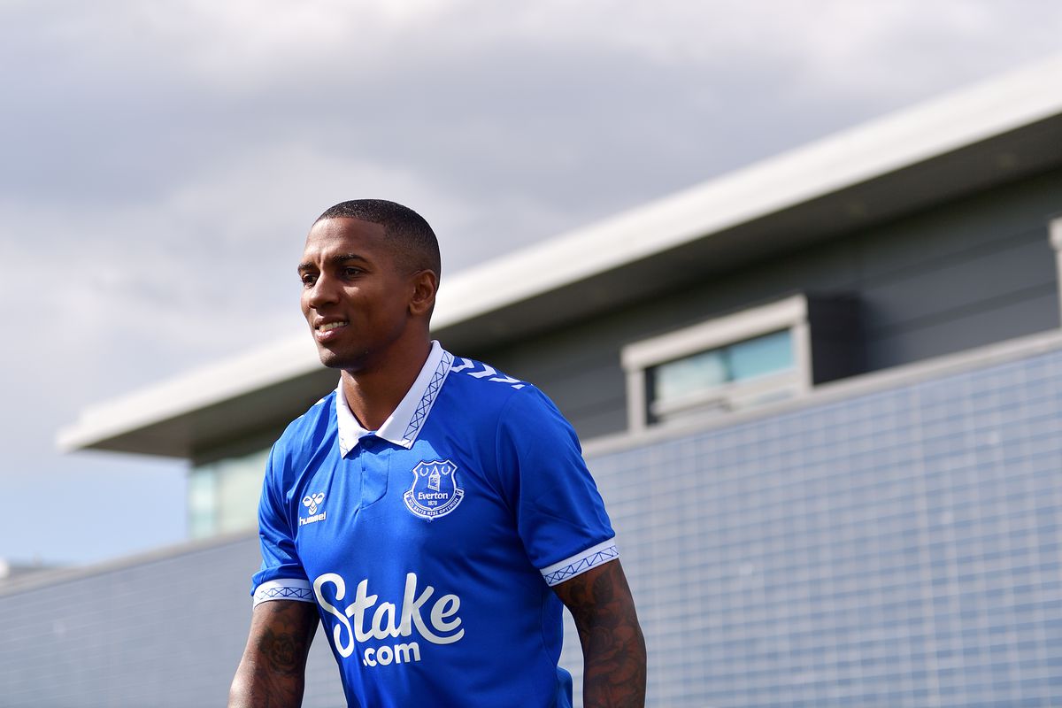 Ashley Young Extends Contract With Everton