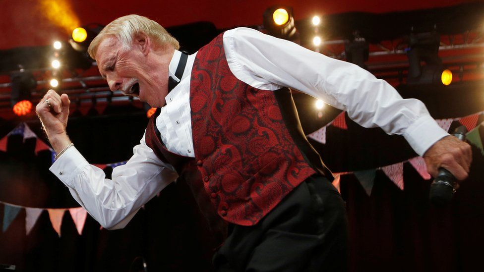 When Did Bruce Forsyth Leave Strictly? What Football Team Did Bruce Forsyth Support?