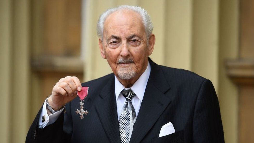 David Berglas: Veteran British magician dies aged 97