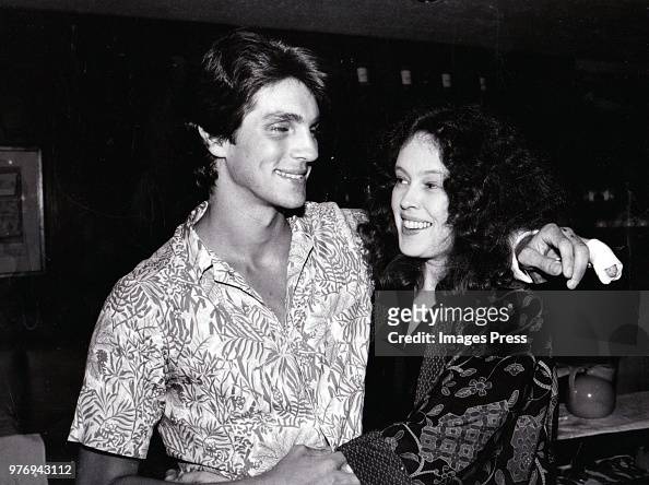 Was Eric Roberts in a relationship with Sandy Dennis?