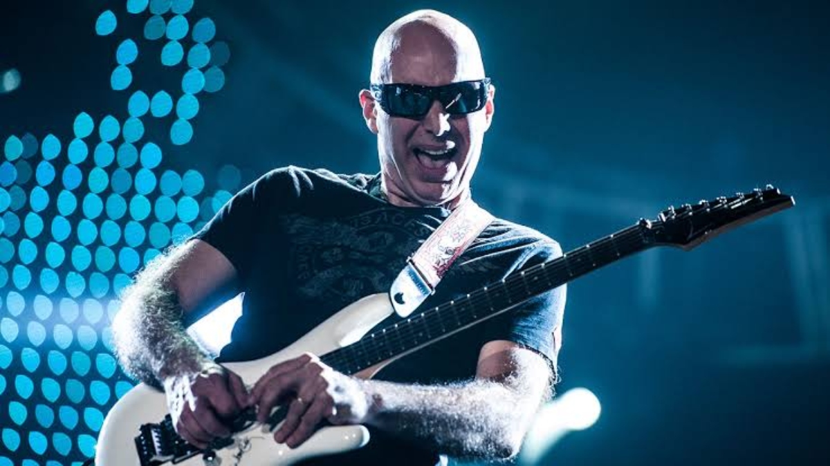 Who is Joe Satriani’s favorite guitarist?
