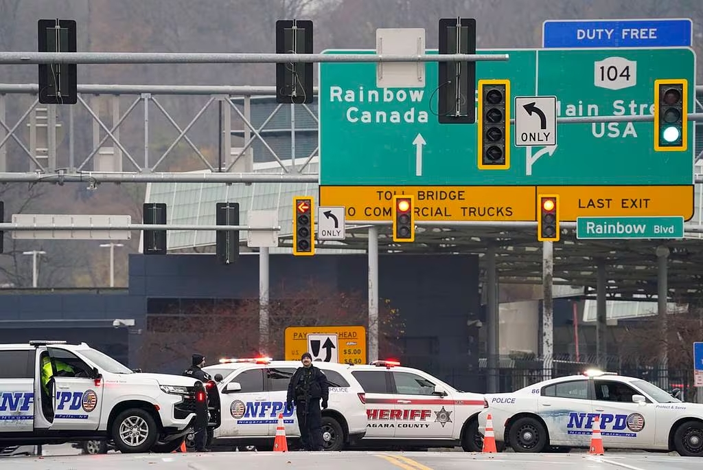 2 dead after vehicle explodes at Rainbow Bridge border crossing in Niagara Falls
