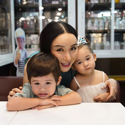 Anne Jakkaphong Jakrajutatip and her children