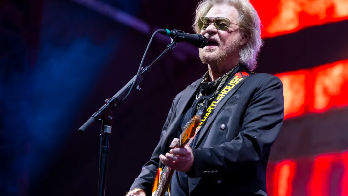 Are Daryl Hall and John Oates related?