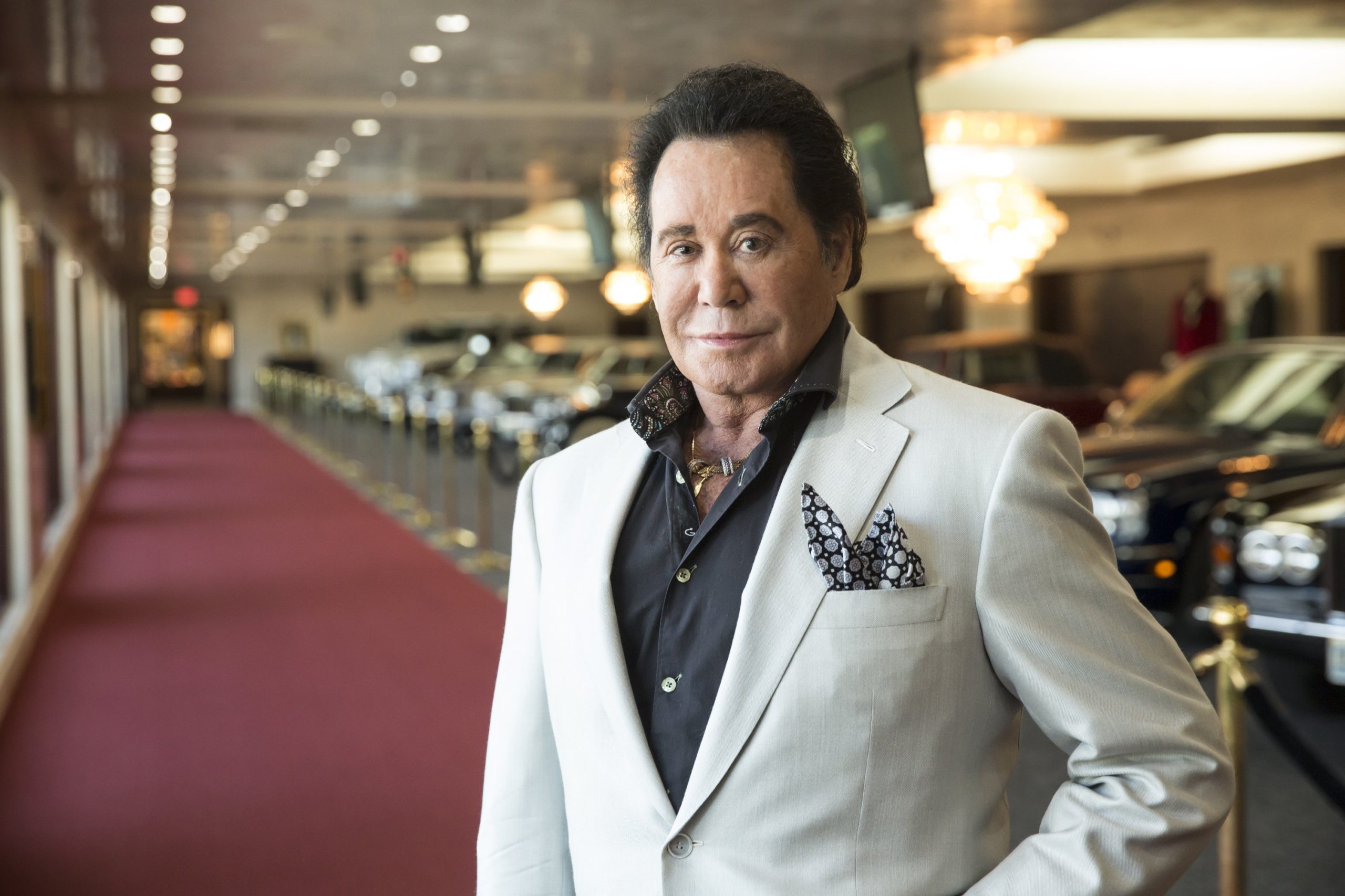 Is Wayne Newton still singing?