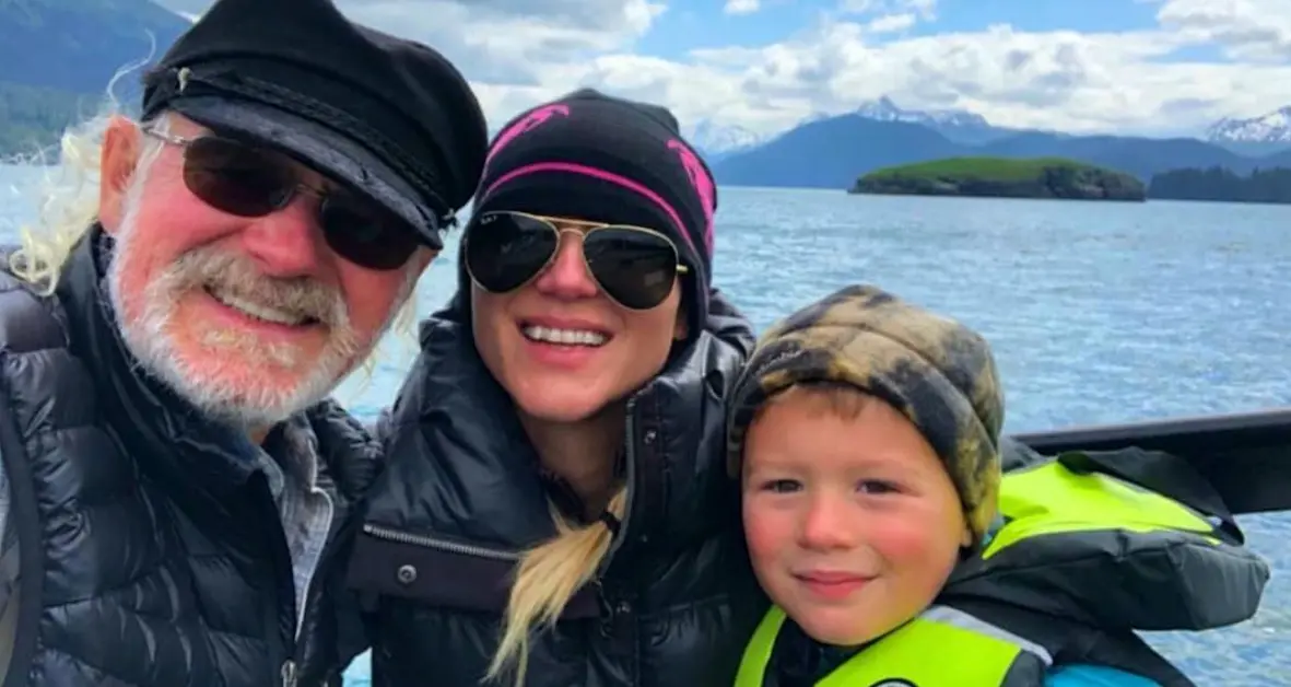 What is the relationship between Jewel and her father?