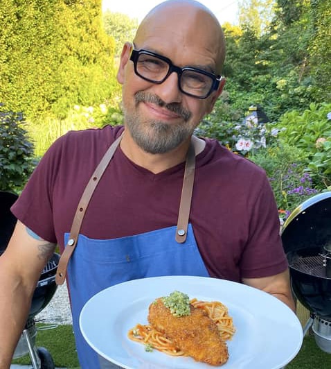 Is Michael Symon still married to his wife? Is Michael Symon’s wife a chef?