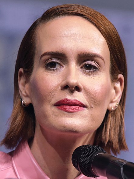 What is the age gap between Sarah Paulson and Holland Taylor?