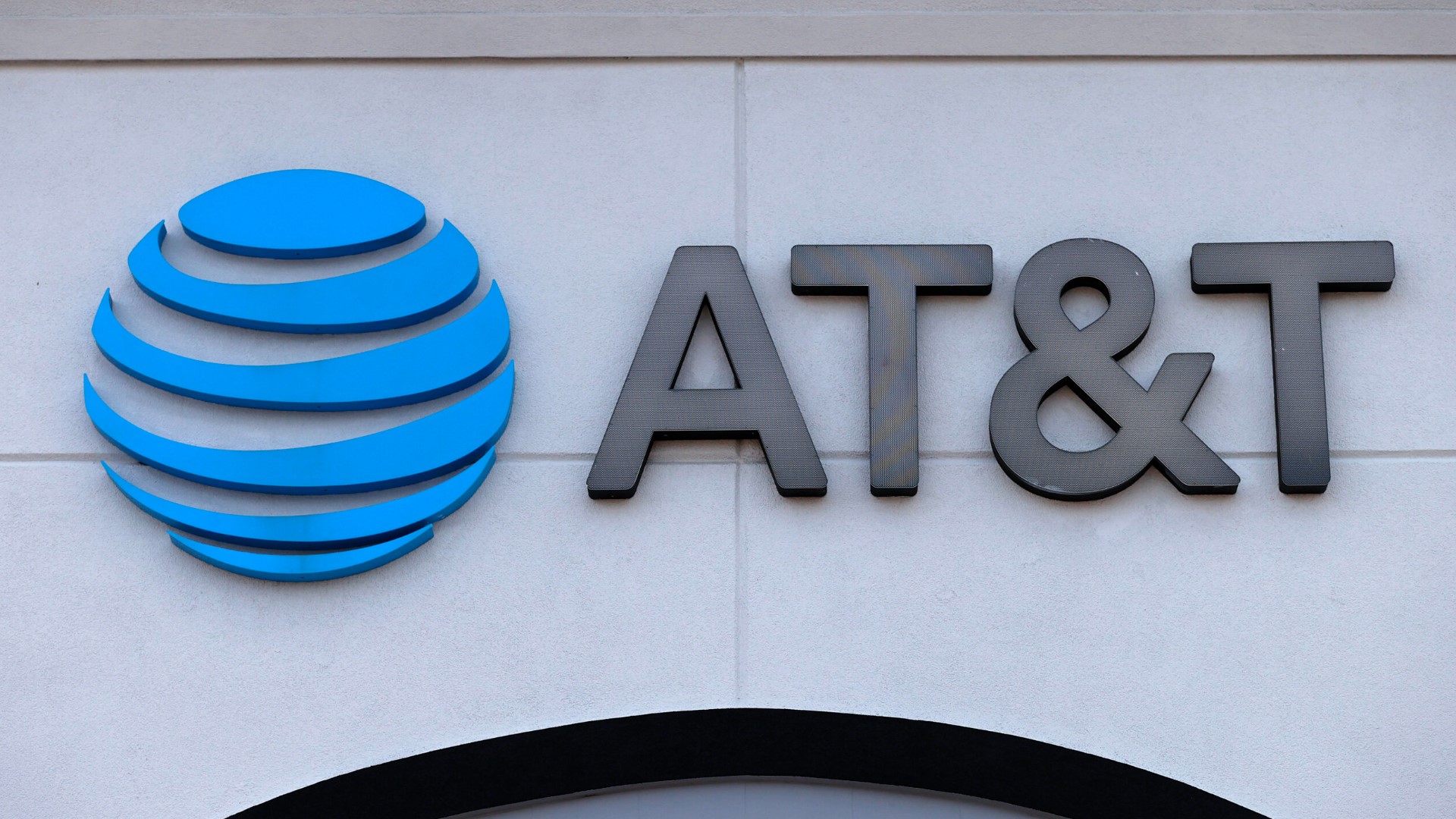 Who is bigger AT&T or T-Mobile? Is att bigger than verizon?