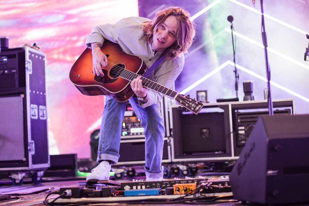 How do you pick like Billy Strings?