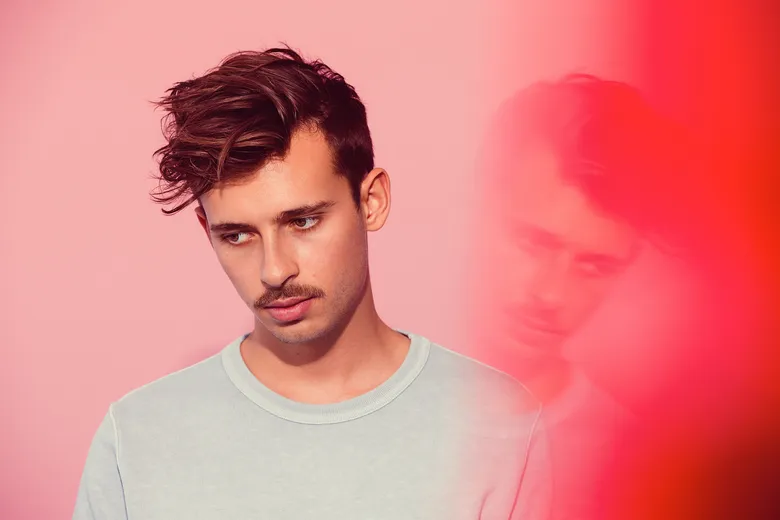 How does Flume make music? What computer does Flume use?