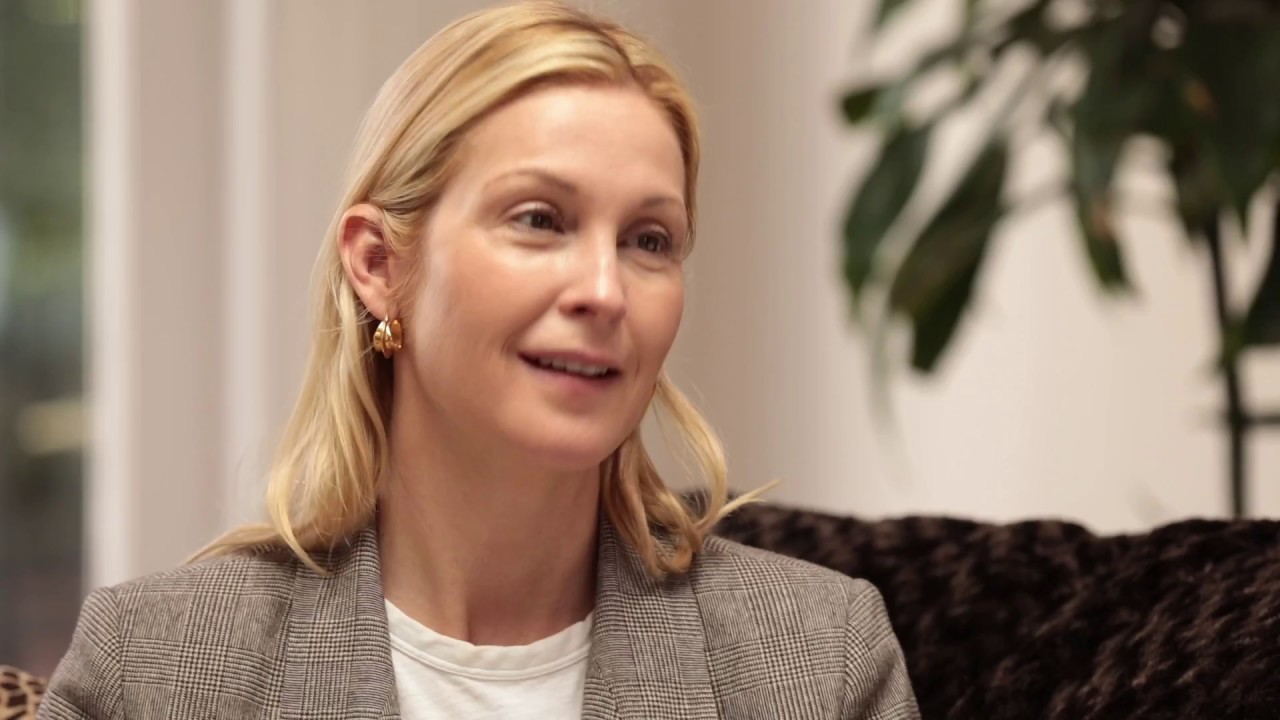 How did Kelly Rutherford lose all her money?
