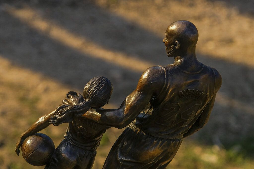 Does Kobe have a statue? How many statues will Kobe get?