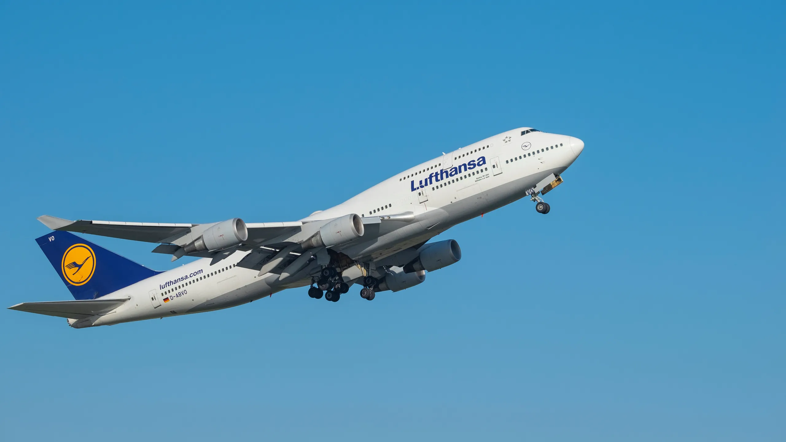 Does Lufthansa pay well?