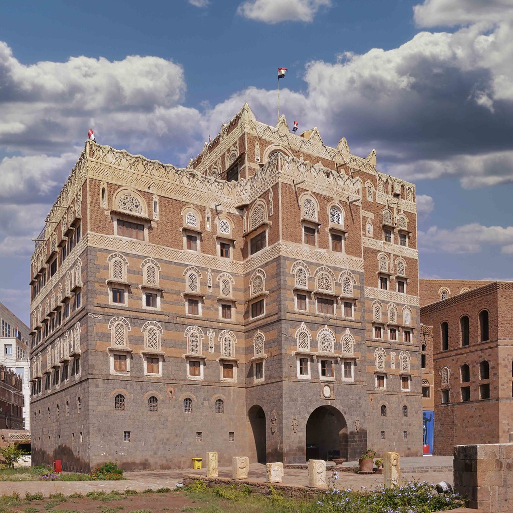 Is Yemen bigger than the UK? What currency does Yemen use?