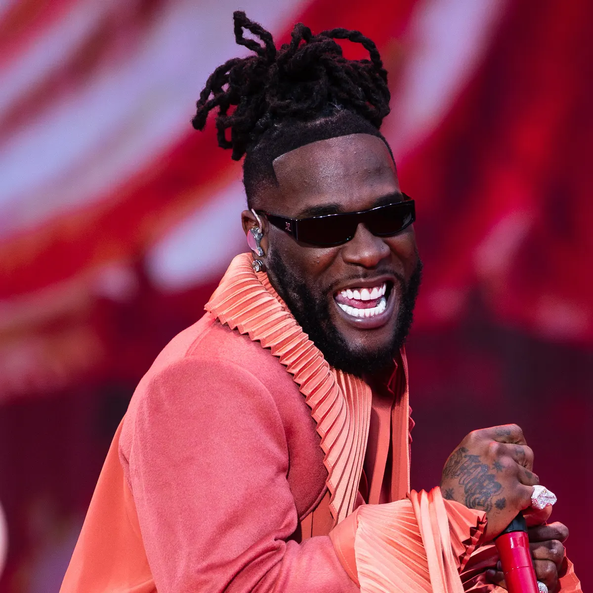 Burna Boy Buys ₦4M Worth of Roasted Plantains and Fish, Distributes Them in Port Harcourt