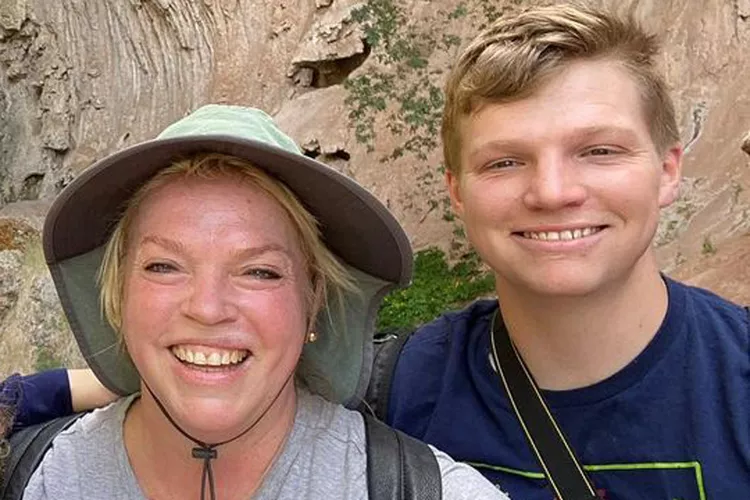 How did Janelle Brown’s son pass away?