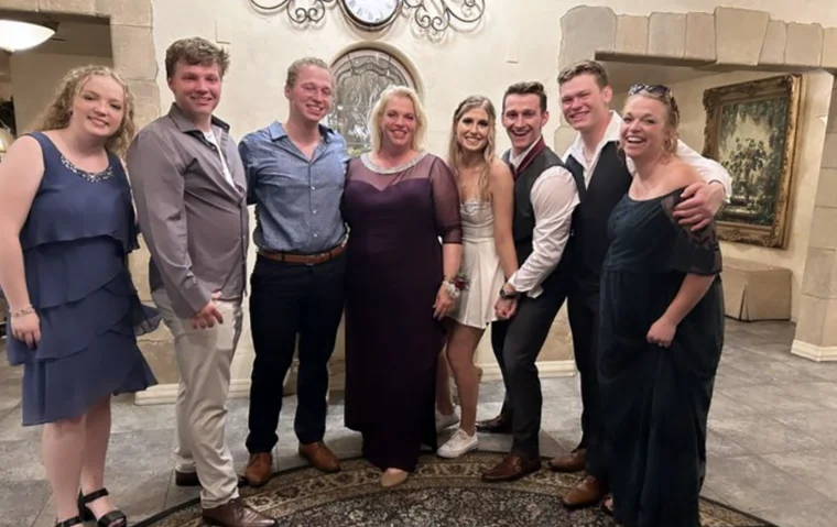Janelle Brown Children: Meet Madison Brown, Garrison Brown, Logan Brown, Gabriel Brown, Hunter Brown, Savanah Brown