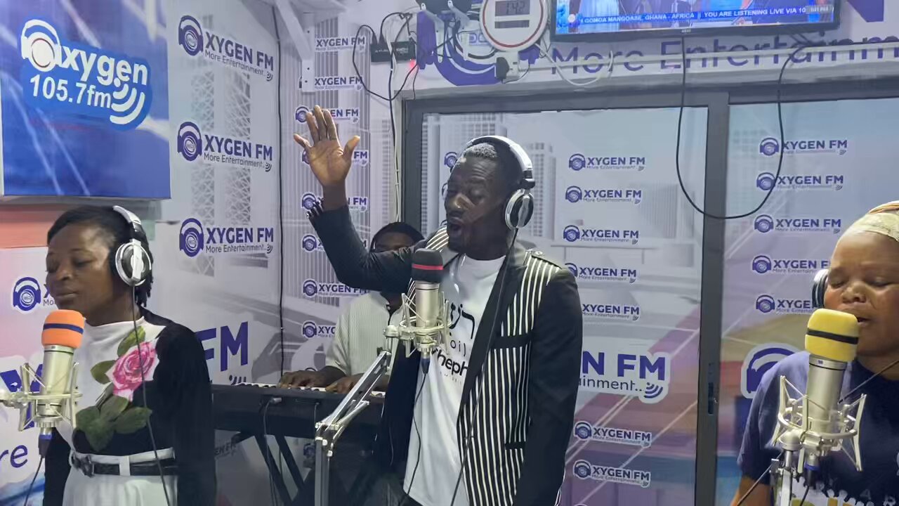 Agona Swedru: Pastor Felix Acquah’s Anointed Worship Session at Oxygen FM Captivates Listeners
