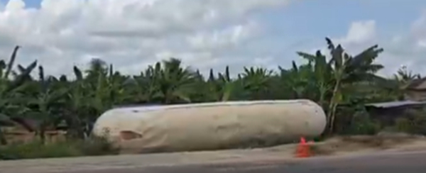 Residents of Dadieso Block Parts of Accra-Kumasi Highway Due to Abandoned Gas Tanker