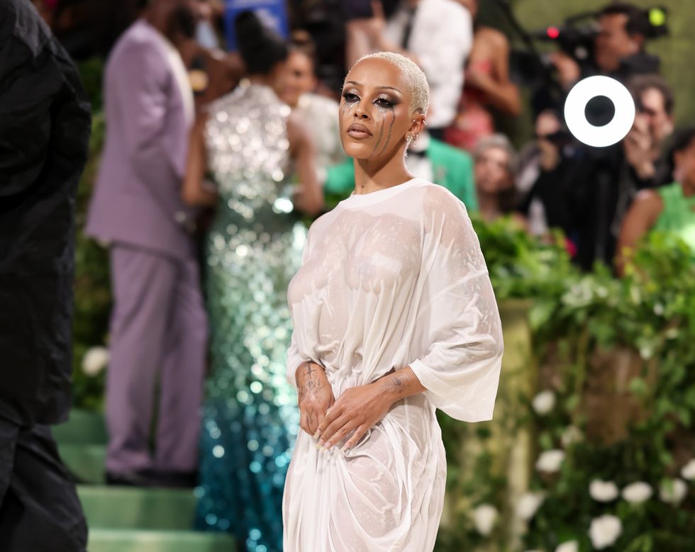 Doja Cat Wears a Wet White Gown and a Towel to the Met Gala, Fans Requests She be Banned From the Event