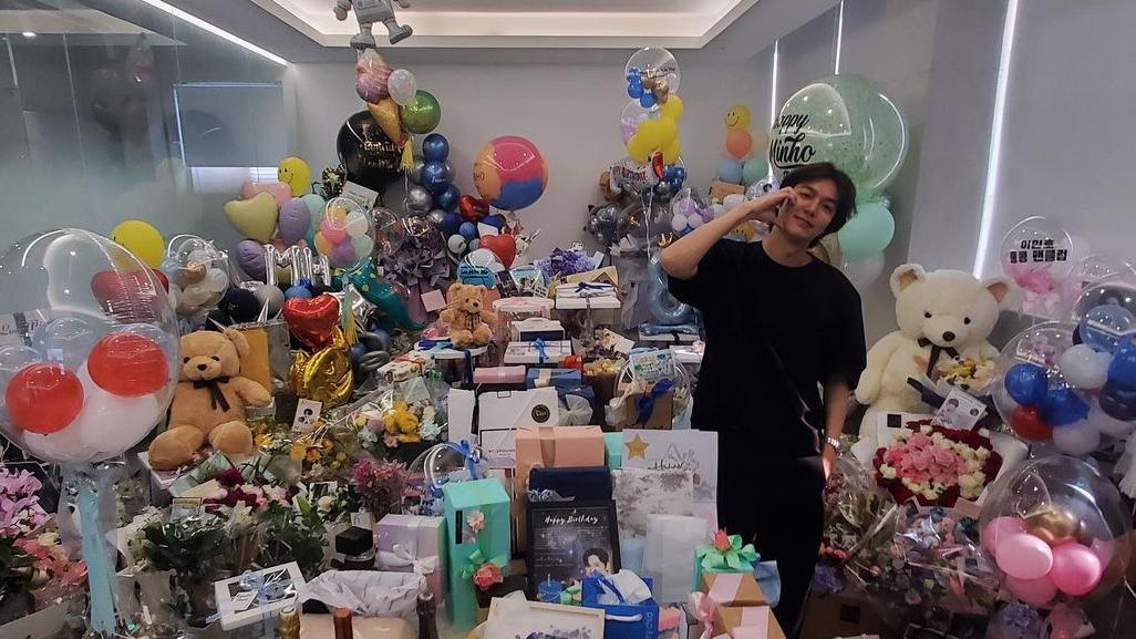 Lee Min-Ho Shows Off Lavish Gifts Received on His 37th Birthday