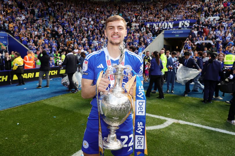 Chelsea Sign Kiernan Dewsbury-Hall For Leicester City