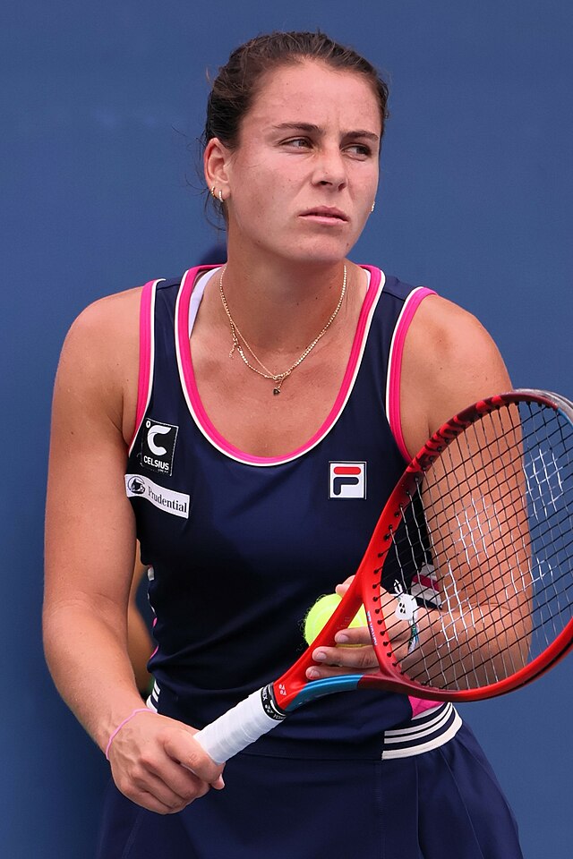 Who is Kelly Navarro, the mother of Emma Navarro?