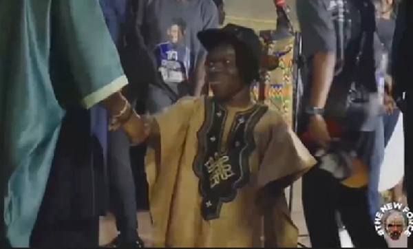 Shatta Bundle Issues Apology to Nigerians and EFCC after spraying money at Mr Ibu’s funeral